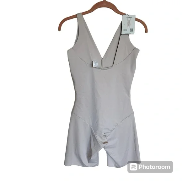 Leonisa Undetectable Edge Mid-Thigh Bodysuit Shaper Sz Large